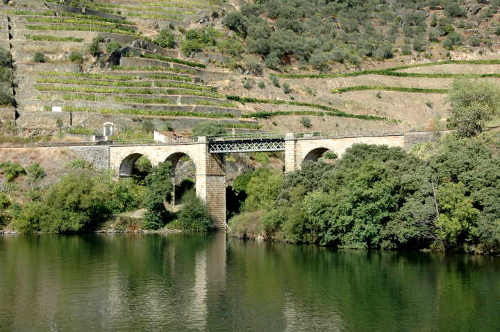 Single-span truss bridge along the Douro River, Portugal