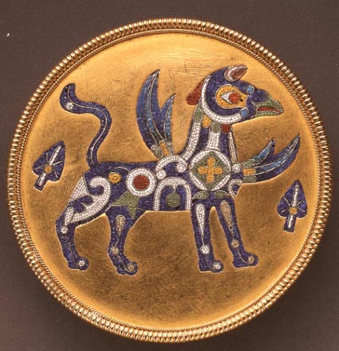 Broche de micro-mosaico con grifo en el estilo medieval