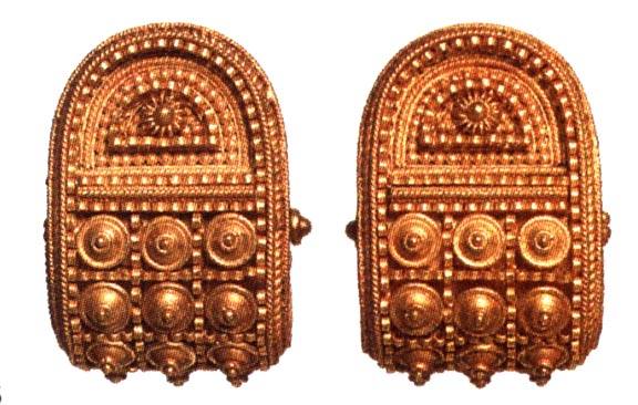 Un par de pendientes en el estilo etrusco