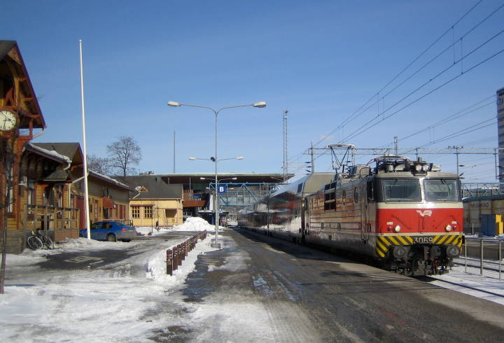 The Helsinki train headed by Locomotive no. 3090  pulls out of  Jyväskylä 