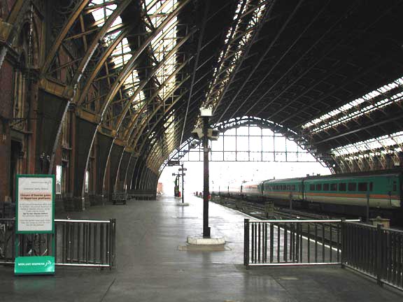 Estación de tren de St. Pancras y el Midland Grand Hotel Londres